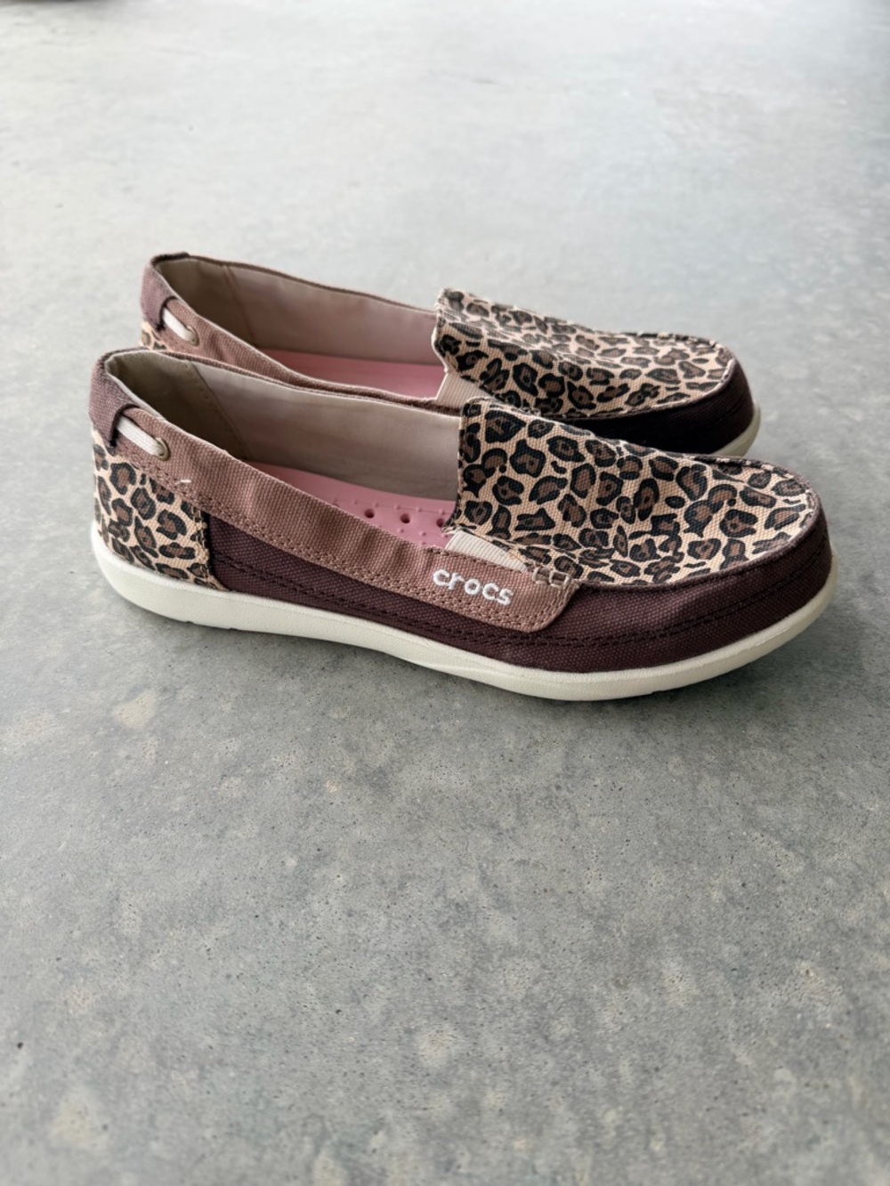 CROCS Women's Walu Wild Graphic Loafers in leopard size 9